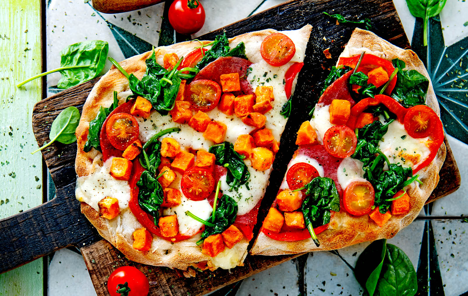 Thumbnail video Pinsa met spinazie, zoete aardappel, salami en mozzarella