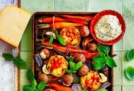 Gratin-traybake met gehaktballetjes, groenten en basilicumaioli