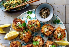 Röstirondjes met Japanse krokante kip en furikake