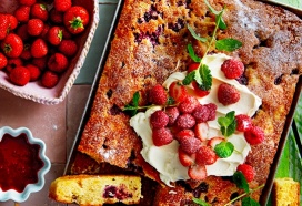 Plaatcake met rood fruit en clotted cream