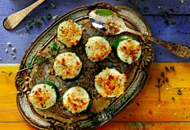 Gevulde courgette met puree en kruiden-knoflookkruim