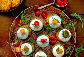 Röstirondjes met burratina, rucolacrème en zoetzure tomaatjes