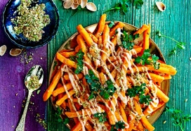 Zoete aardappelfriet met sriracha-aioli en pistache