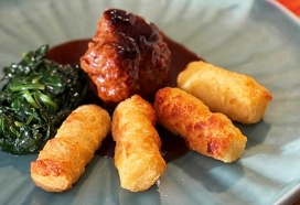 Aardappelkroketjes, gehaktbal met jus & verse spinazie