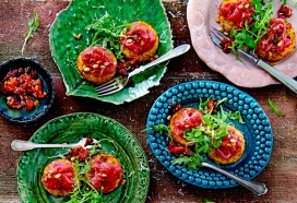 Röstirondjes met carpaccio en tomatendressing